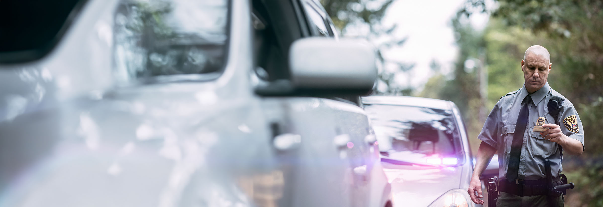 A police officer conducting a traffic stop, illustrating the potential consequences of criminal identity theft.